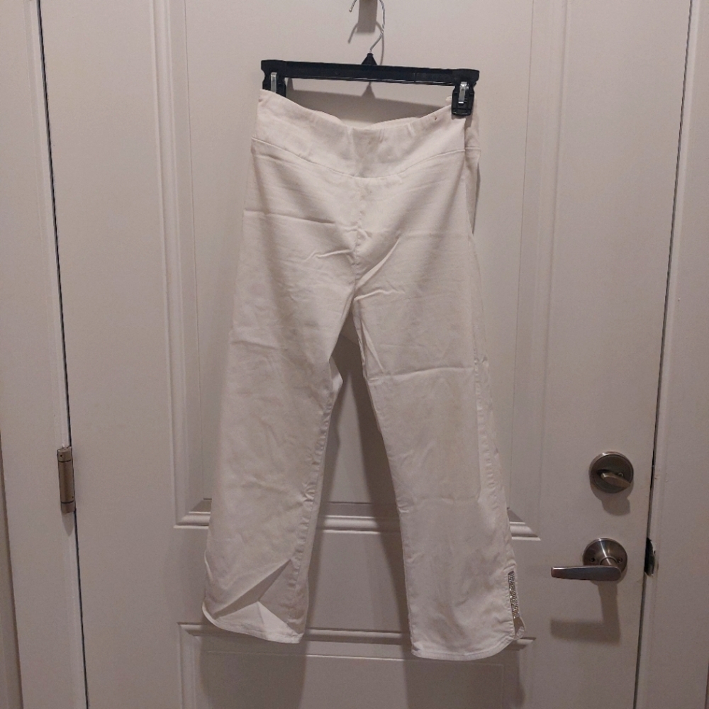 Cute white capri slacks with sparkly ankle detail.  Easy pull-on style.  Size 10
